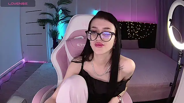 Ariella Me online show from May 26, 2026, 6:42 am
