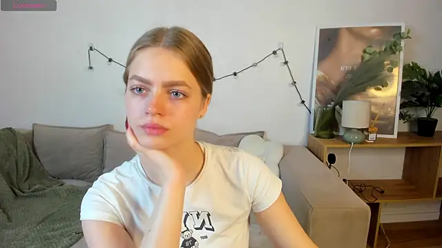 Snapshot of HoneyEmilly chatting on May 24, 2026, 7:24 am HoneyEmilly online show from May 24, 2026, 7:24 am