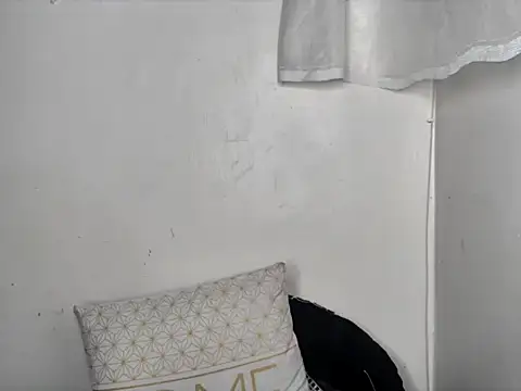 Snapshot of sexyleah25 chatting on June 22, 2026, 4:53 am sexyleah25 online show from June 22, 2026, 4:53 am