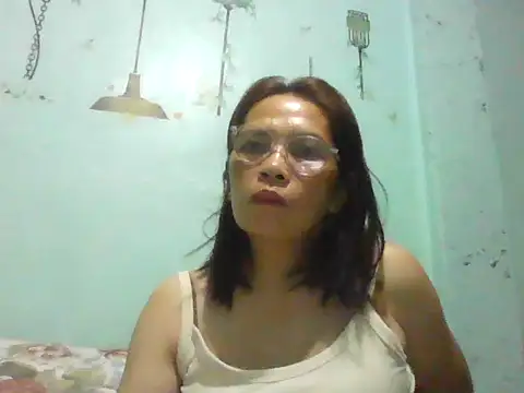 momshe2026 online show from June 6, 2026, 7:40 pm