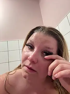 LucieLouBabe online show from June 1, 2026, 10:33 pm