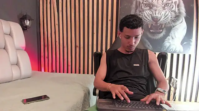 Snapshot of Camilo_Contreras chatting on July 13, 2026, 7:49 pm Camilo Contreras online show from July 13, 2026, 7:49 pm