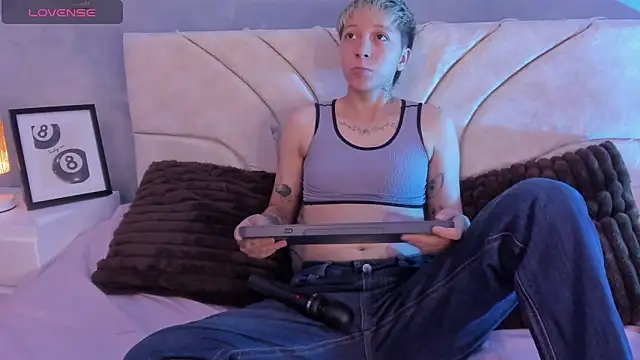 Snapshot of vane_grey chatting on May 26, 2026, 8:16 pm vane grey online show from May 26, 2026, 8:16 pm