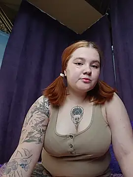 Snapshot of Triss_V chatting on May 25, 2026, 12:05 am Triss V online show from May 25, 2026, 12:05 am