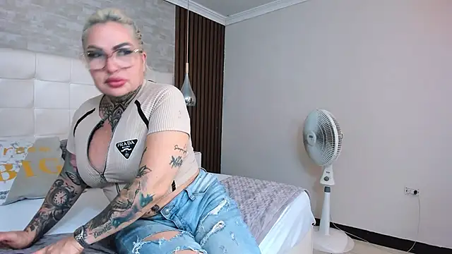 ArianaMora online show from May 23, 2026, 12:53 pm