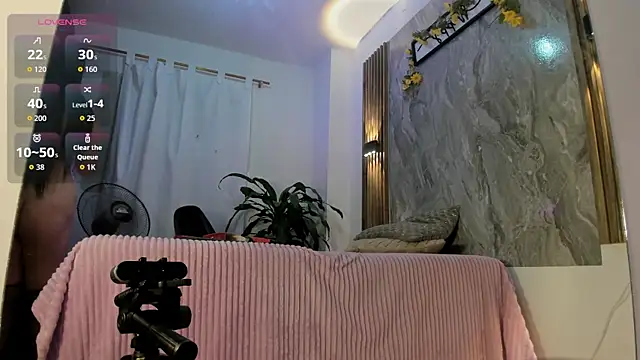 LynzieVelvet online show from July 6, 2026, 5:59 pm