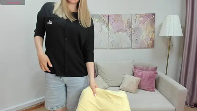RoxyReignn online show from July 14, 2026, 10:04 pm