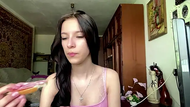NeryLaffitte online show from May 27, 2026, 8:22 am