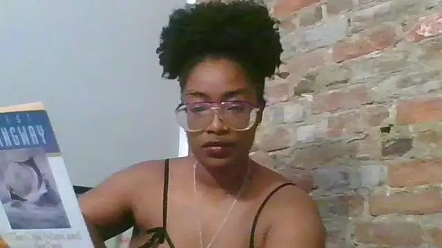 Snapshot of CloverGirlxo chatting on May 26, 2026, 4:52 am CloverGirlxo online show from May 26, 2026, 4:52 am