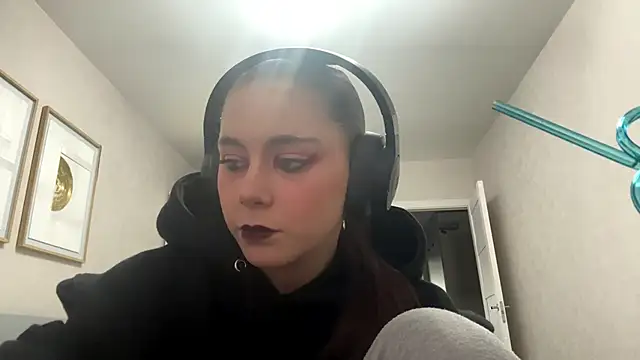 elfLiana online show from June 1, 2026, 4:41 pm