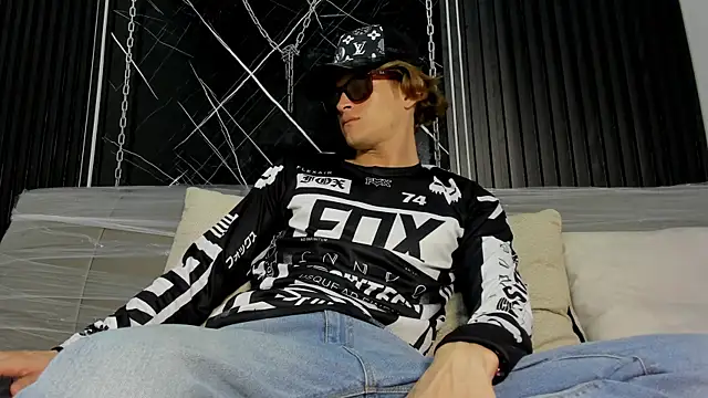 AnthonyStone  online show from May 28, 2026, 11:02 pm