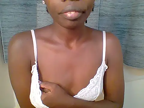Snapshot of Sweet_quincy chatting on June 17, 2026, 10:00 pm Sweet quincy online show from June 17, 2026, 10:00 pm