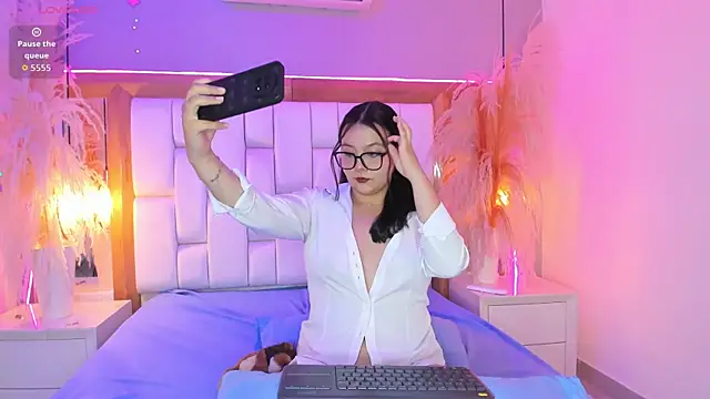 Violet Bloom online show from May 30, 2026, 5:54 pm