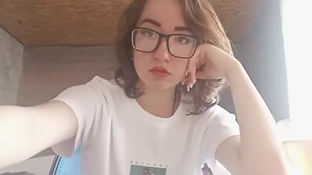 OliviaMoment online show from June 21, 2026, 8:06 am