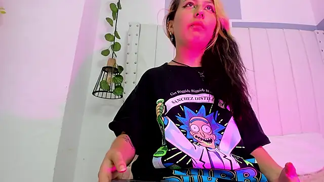 BellaJonnson online show from June 13, 2026, 1:31 pm
