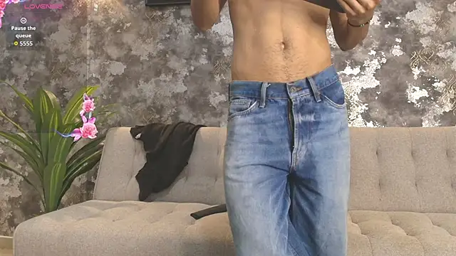 Snapshot of Maximiliano_Young chatting on June 10, 2026, 1:32 pm Maximiliano Young online show from June 10, 2026, 1:32 pm