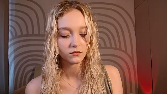 Snapshot of QueenSerenaa chatting on June 29, 2026, 3:23 pm QueenSerenaa online show from June 29, 2026, 3:23 pm