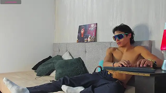 tommyhot7 online show from June 12, 2026, 8:19 pm