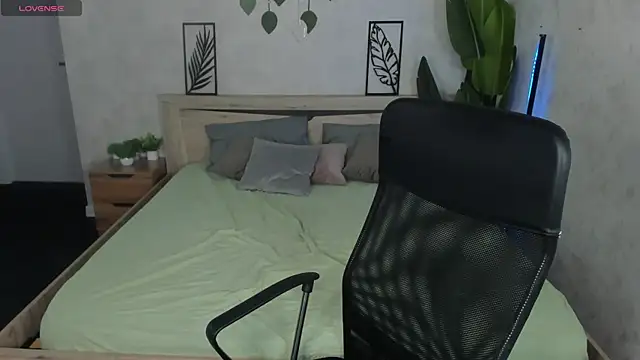 Snapshot of Violeta_Paul chatting on June 8, 2026, 1:28 am Violeta Paul online show from June 8, 2026, 1:28 am