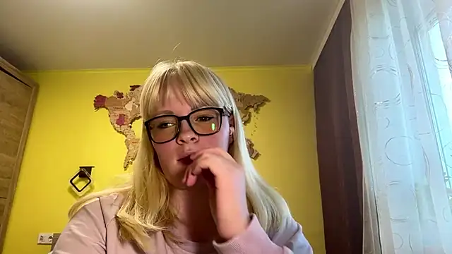 LeslyKelly online show from June 3, 2026, 4:12 pm