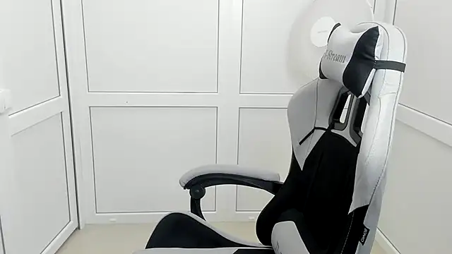 Vanilla Vixen online show from June 23, 2026, 5:49 am