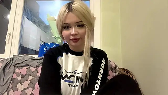 moonluv33 online show from June 19, 2026, 1:26 pm