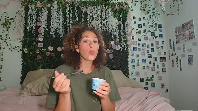LyraCovee online show from July 24, 2026, 12:19 am