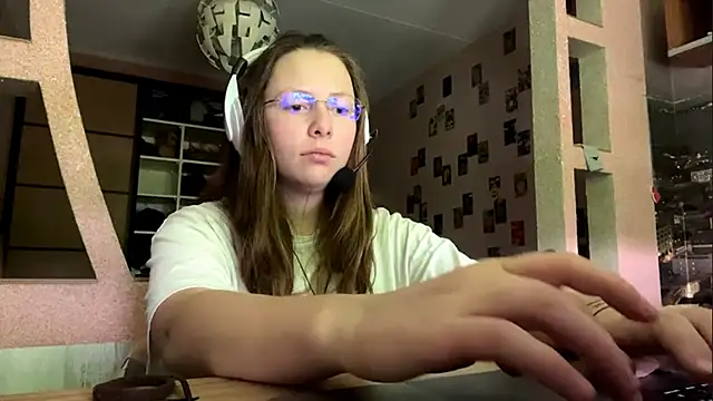 AlisonOhlmacher online show from June 14, 2026, 7:21 am