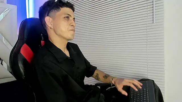 cameron lux77 online show from June 26, 2026, 3:44 am