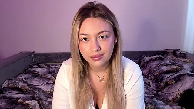 Snapshot of sofiablushxxx chatting on June 17, 2026, 11:34 am sofiablushxxx online show from June 17, 2026, 11:34 am