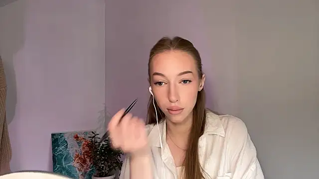 Snapshot of TraceyHowey chatting on June 14, 2026, 8:27 am TraceyHowey online show from June 14, 2026, 8:27 am