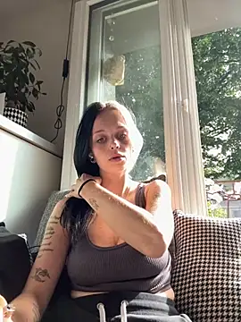 LillyWannaPlay online show from June 13, 2026, 4:05 pm