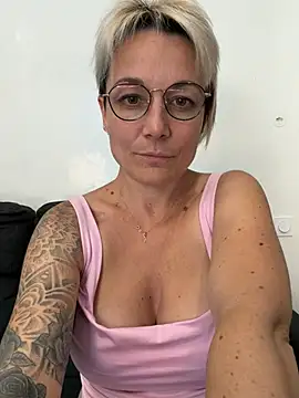 Snapshot of marinellaaX chatting on June 15, 2026, 10:39 am marinellaaX online show from June 15, 2026, 10:39 am
