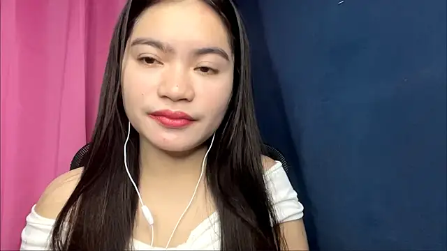 LouveniaDebeer online show from June 17, 2026, 12:29 pm