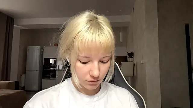 Snapshot of Emillema chatting on June 21, 2026, 5:26 pm Emillema online show from June 21, 2026, 5:26 pm
