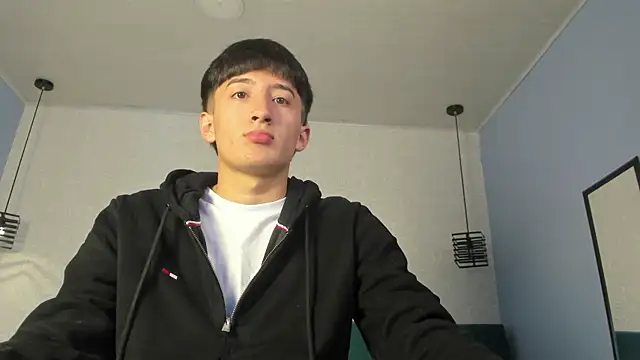 Snapshot of alejo_leon chatting on June 19, 2026, 1:15 pm alejo leon online show from June 19, 2026, 1:15 pm