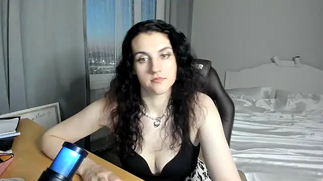 Avelinatt online show from July 13, 2026, 9:06 pm