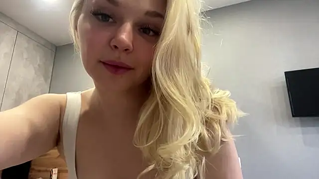 EvelynStars online show from July 1, 2026, 3:34 pm