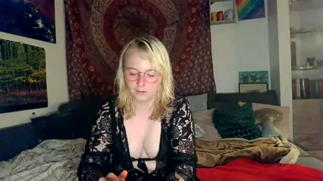 Cariniii online show from July 15, 2026, 7:19 pm