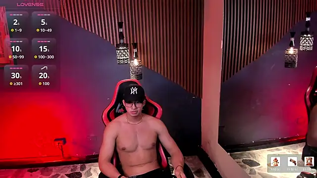 Snapshot of Axxel_Muscle chatting on July 4, 2026, 10:38 pm Axxel Muscle online show from July 4, 2026, 10:38 pm