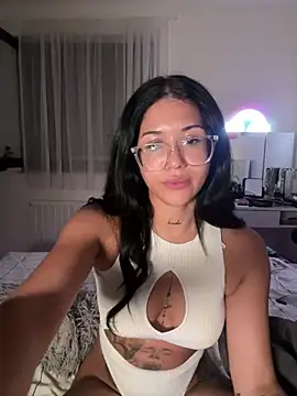 littlelatina online show from July 20, 2026, 9:28 pm