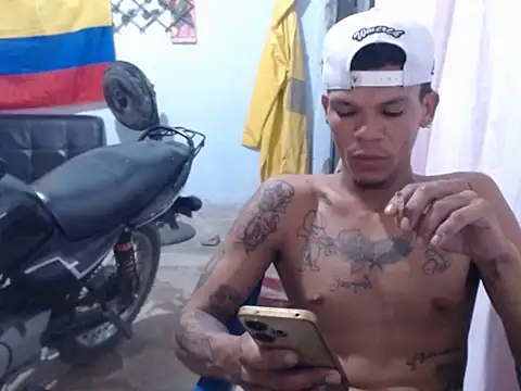 Snapshot of MASTER420TATTO chatting on July 9, 2026, 7:23 am MASTER420TATTO online show from July 9, 2026, 7:23 am