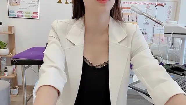 Katy Bae online show from November 7, 2025, 4:45 am