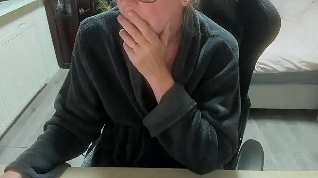 minoesje37 online show from April 20, 2026, 7:48 pm