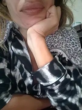 fammefatale1987 online show from November 30, 2025, 7:40 pm