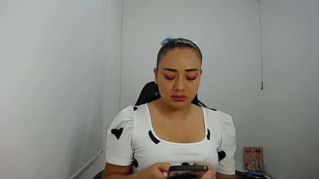 Snapshot of ReyleDoll chatting on December 18, 2024, 12:43 am ReyleDoll online show from December 18, 2024, 12:43 am