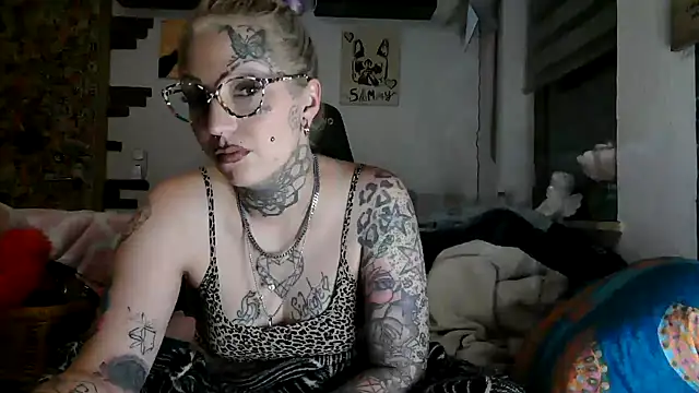 Snapshot of RoxxyInk chatting on June 1, 2026, 10:44 pm RoxxyInk online show from June 1, 2026, 10:44 pm