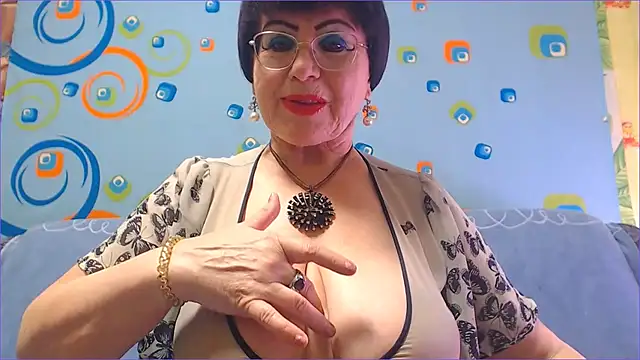 Snapshot of NaughtyMOM4uX chatting on October 4, 2025, 4:43 am NaughtyMOM4uX online show from October 4, 2025, 4:43 am