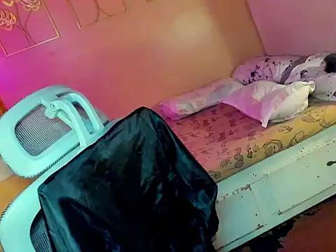 HOTnWILDalice online show from November 10, 2025, 2:10 am