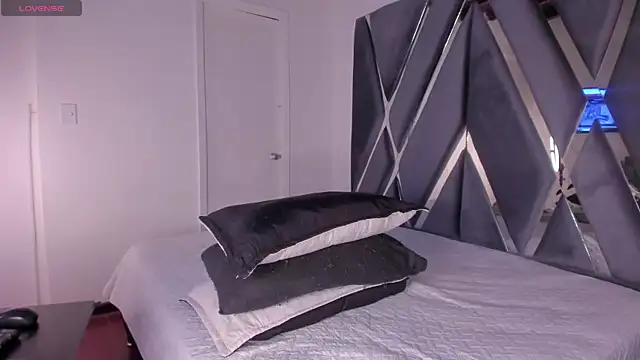 moonsweet1 online show from September 18, 2025, 5:48 pm